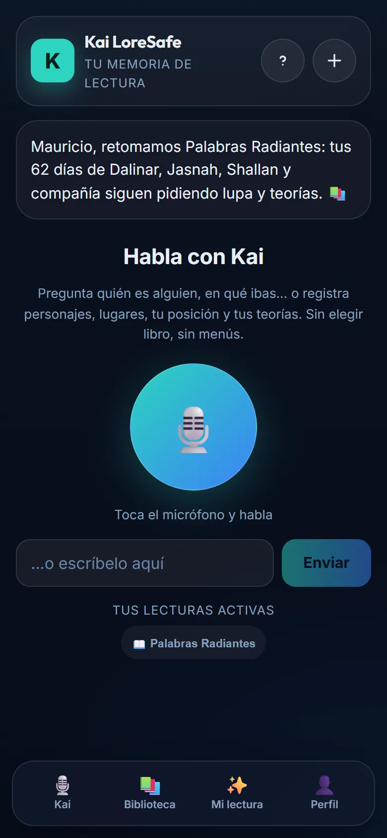 Pantalla de inicio de Kai LoreSafe en un móvil: un micrófono grande para preguntar hablando, un campo para escribir y la lista de lecturas activas con «Palabras Radiantes».